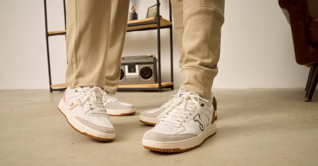 Zapatillas deportivas casuales ideales para combinar estilo y comodidad en el día a día.