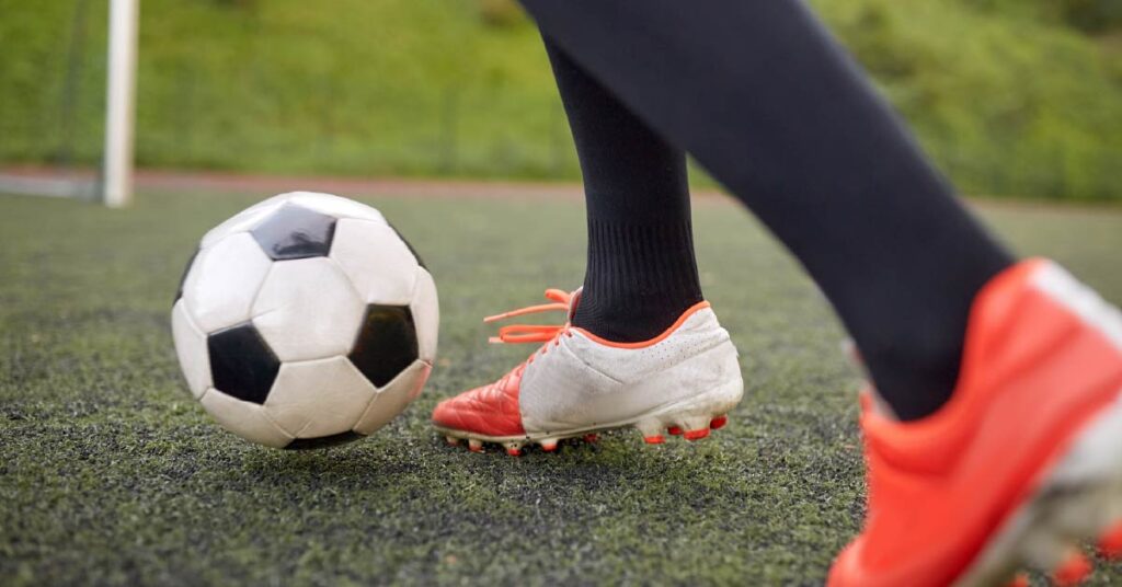 Zapatillas de fútbol con tacos JOMA diseñadas para máxima tracción y estabilidad en césped natural y sintético.
