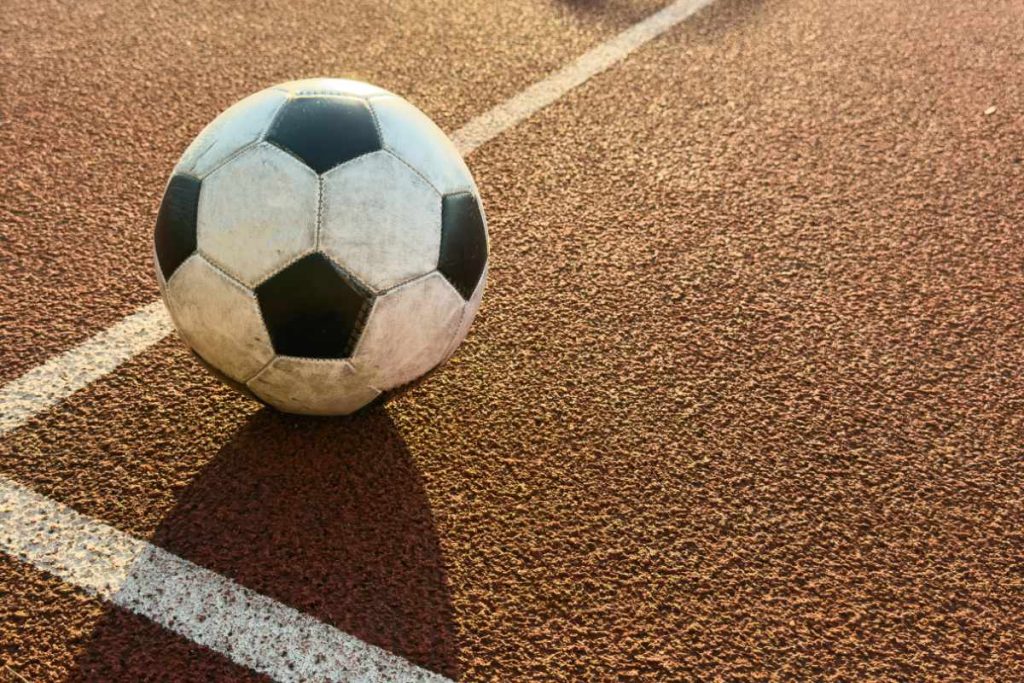 pelota de futsal en una cancha