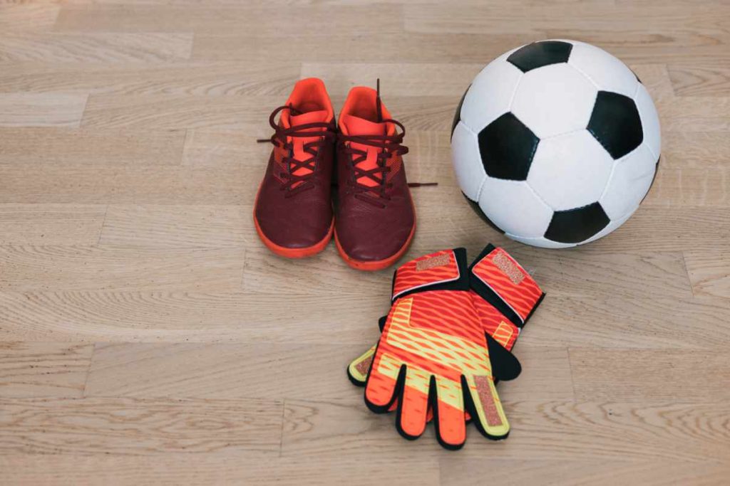 Zapatillas, balón y guantes de fútbol.