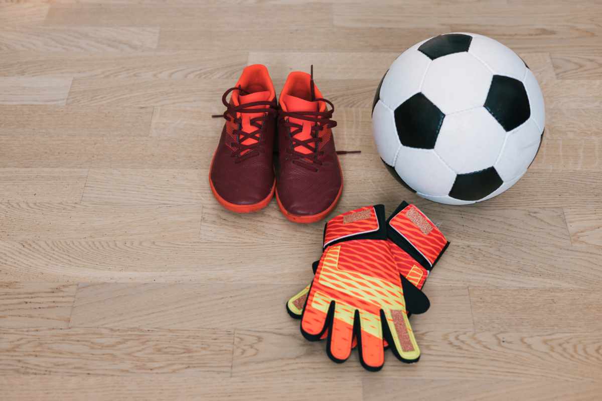 Zapatillas, balón y guantes de fútbol.