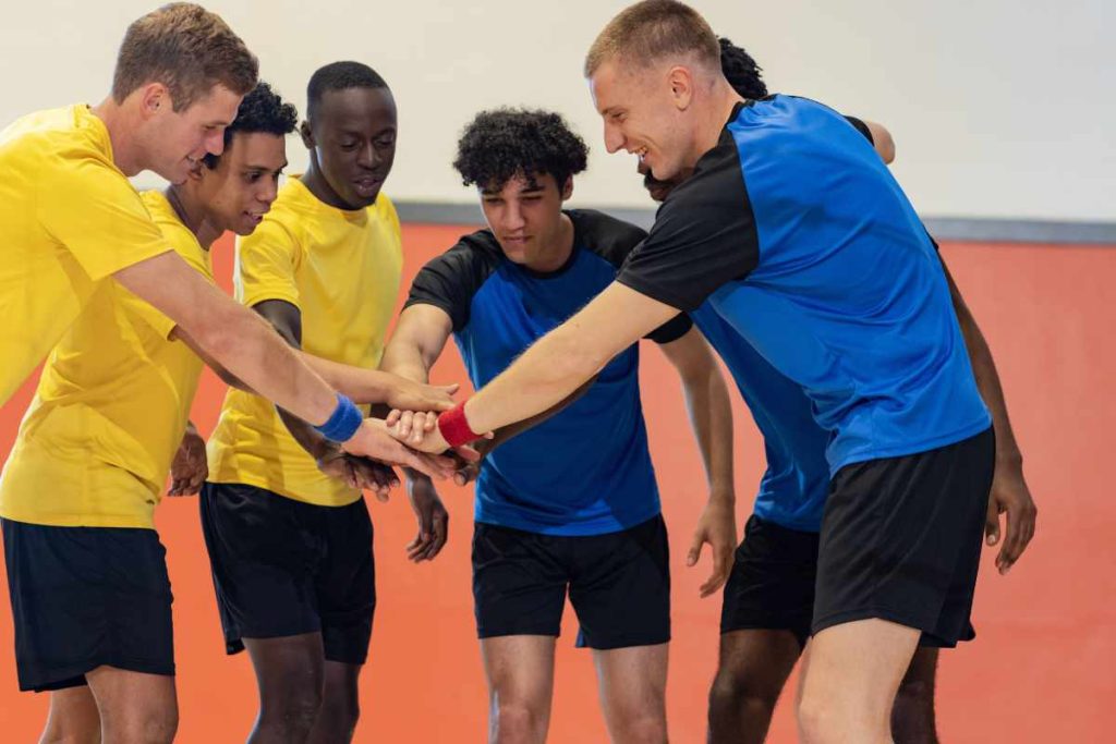 Jugadores de futsal celebrando juntos.
